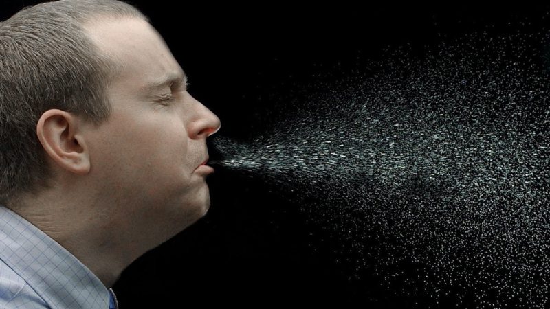 mantener distancia al aire libre