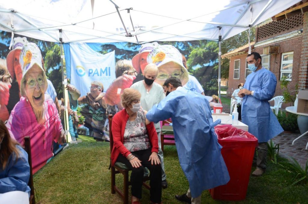 Continúa la vacunación de PAMI