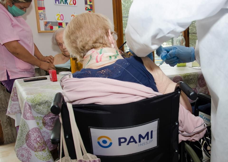 Continua la vacunación de PAMI