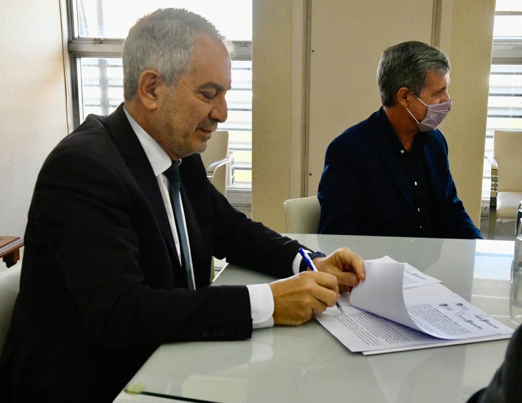 Alak firmó convenio