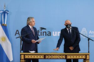 Fernández le tomó juramento al