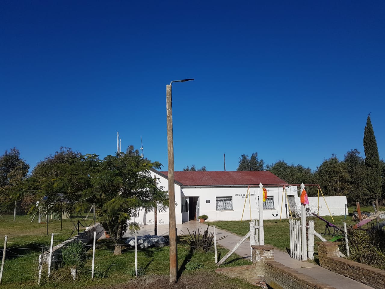 Instalaron cinco luminarias con tecnología
