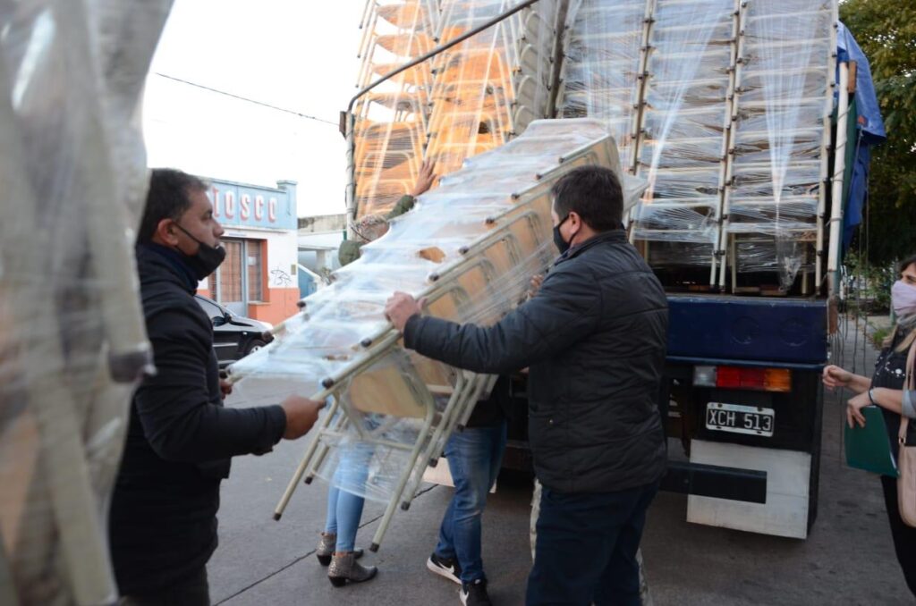 Llegó el mobiliario escolar adquirido