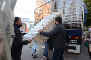 Llegó el mobiliario escolar adquirido