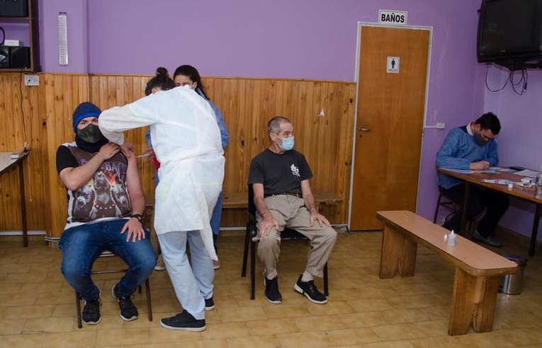 PAMI continúa la vacunación aplicando