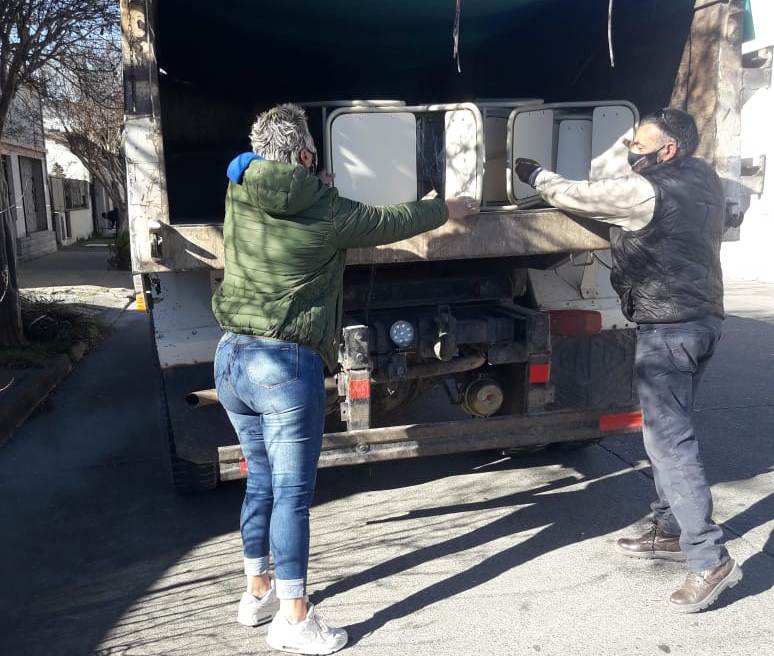 Entregaron mobiliario escolar a instituciones