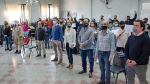 Con la presencia de la