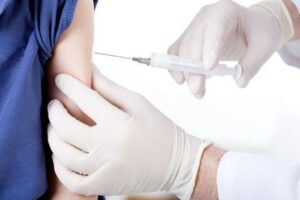 La Secretaría de Salud, a través de la Dirección de Epidemiología e Inmunizaciones y la Dirección de Atención Primaria, desarrollará una campaña de vacunación en la localidad de Loma Negra. La misma está destinada a niños y niñas de 5/6 años (Ingreso escolar: Triple Bacteriana Acelular, Triple Viral y Salk). También se completará el calendario de inmunización para los 11 años; con las vacunas correspondientes a esa edad según Calendario Nacional (HPV –segunda dosis-, Triple Bacteriana Aceclular, Antimeningococcica –Menveo). Para completar tales esquemas, podrán acercarse al CAPS Nº 21 de Loma Negra, el sábado 4 de diciembre de 9 a 11 horas. Se solicita concurrir con Libreta Sanitaria y DNI.