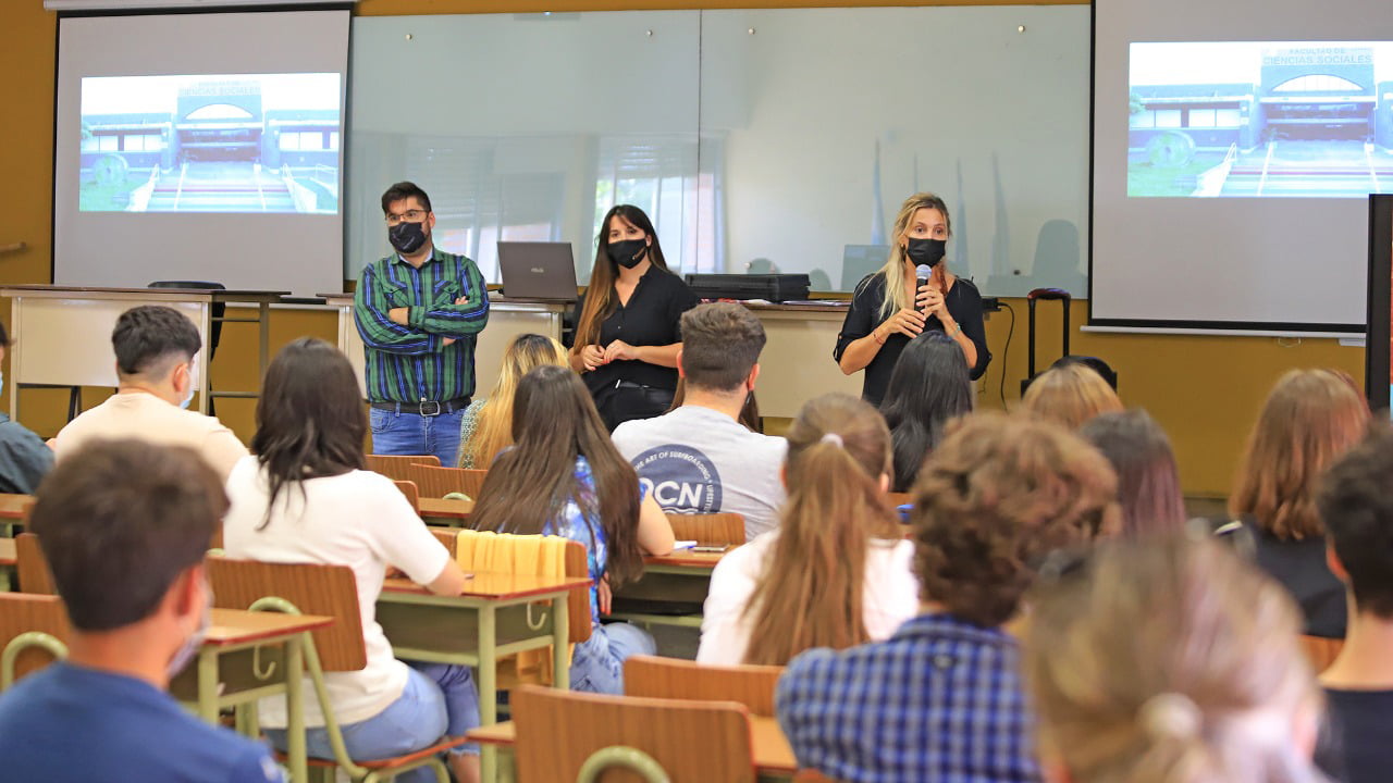 Cálida recepción de Sociales
