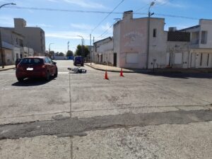 Un motociclista herido tras