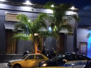 El bar allanado anunció