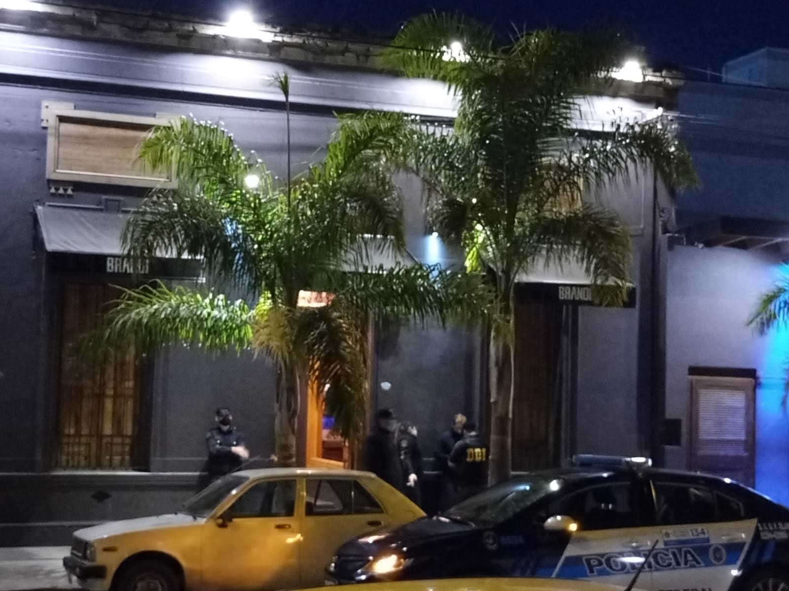 El bar allanado anunció