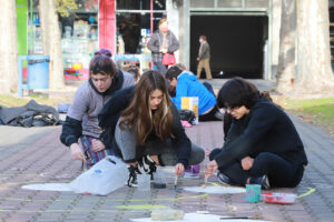 Jóvenes intervinieron la plaza