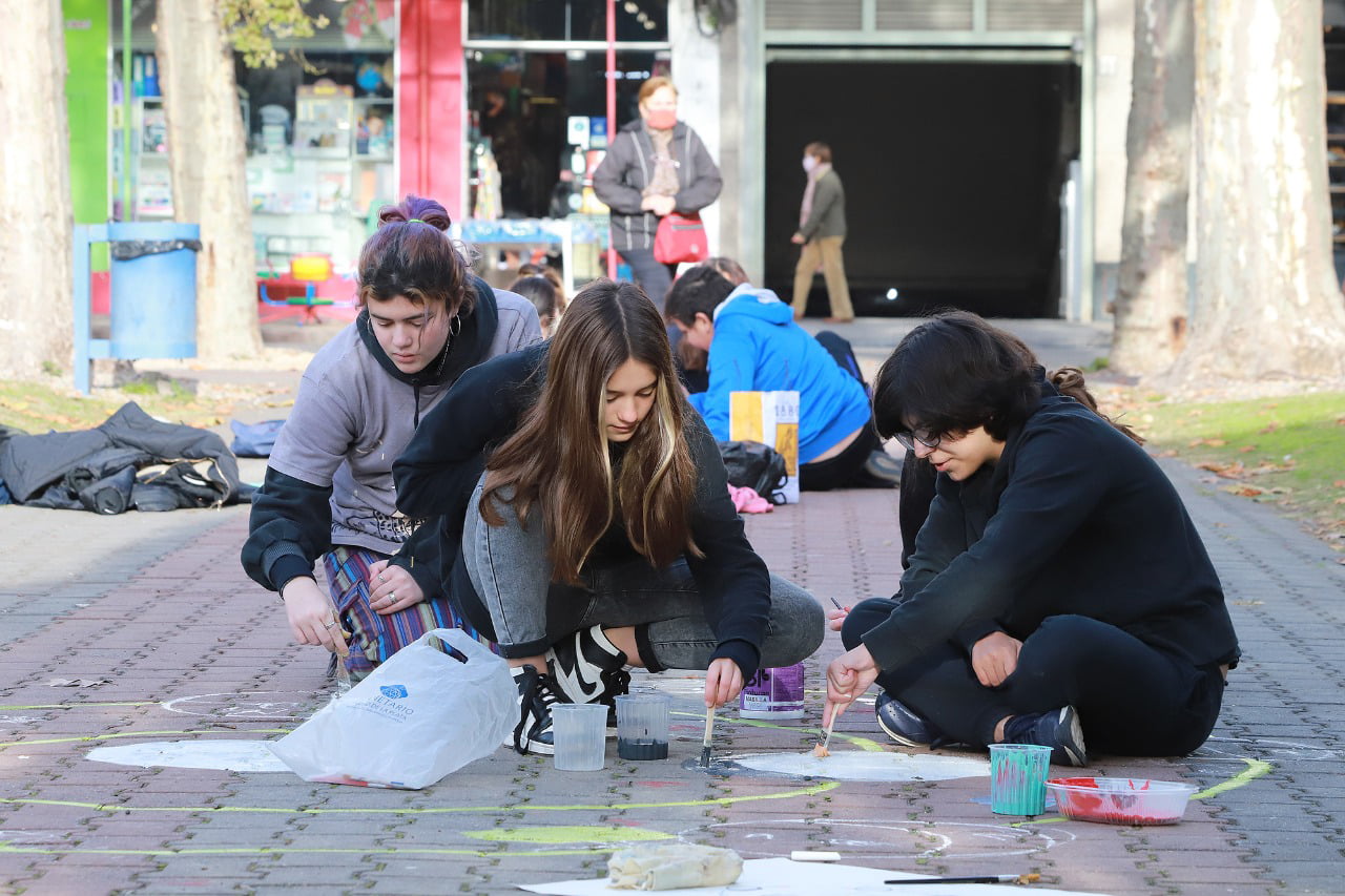 Jóvenes intervinieron la plaza
