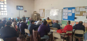 El objetivo del censo es caracterizar a la población estudiantil de la Universidad Nacional del Centro de la Provincia de Buenos Aires (UNICEN), tanto estudiantes de grado como participantes de talleres de extensión, en las unidades penales de los complejos Centro Norte y Centro Sur del Servicio Penitenciario Bonaerense (unidades penales 2, 27 y 38, 7 y 52). La propuesta se enmarca en el Proyecto Interdisciplinario Orientado (SECAT – UNICEN) titulado “Relevamiento censal socio demográfico de estudiantes de la UNICEN alojadxs en unidades penales de la Zona Centro del Servicio Penitenciario Bonaerense en el año 2021/22”. El mismo es dirigido por la Dra. Analía Umpiérrez, docente e investigadora de la Facultad de Ciencias Sociales, quien integra el equipo de coordinación del censo junto con la Lic. Erica Lanzini, la Dra. Rosana Sosa y el Prof. Luis Scipioni. Además intervienen investigadores/as y colaboradores/as de FACSO, Arte, Ciencias Humanas y Derecho. El objetivo del relevamiento censal es “proporcionar datos estadísticos actualizados sobre las características demográficas y las condicionantes social, económica, sanitaria y habitacional existentes en las cárceles bonaerenses, que conduzca a ajustar y/o definir la implementación y evaluación de programas, políticas y estrategias de desarrollo humano sostenible de las personas detenidas estudiantes de UNICEN durante y posterior al encierro en las unidades penales de zona centro del Servicio Penitenciario Bonaerense, año 2022”. Desde la coordinación del proyecto se refirió que además se aspira a avanzar en el trabajo con organismos del Estado y organizaciones de derechos humanos en la producción de insumos que incidan en la definición e implementación de políticas y programas socioeducativos en cárceles y mecanismos de acceso a la justicia que se puedan poner en funcionamiento en la instancia jurisdiccional a fin de garantizar aquellos derechos. Se indicó asimismo que resulta relevante indagar además, aspectos normativos y jurisprudenciales que posibilitan o limitan el acceso al trabajo de quienes transitan por estos ámbitos carcelarios. Los objetivos de la propuesta son: