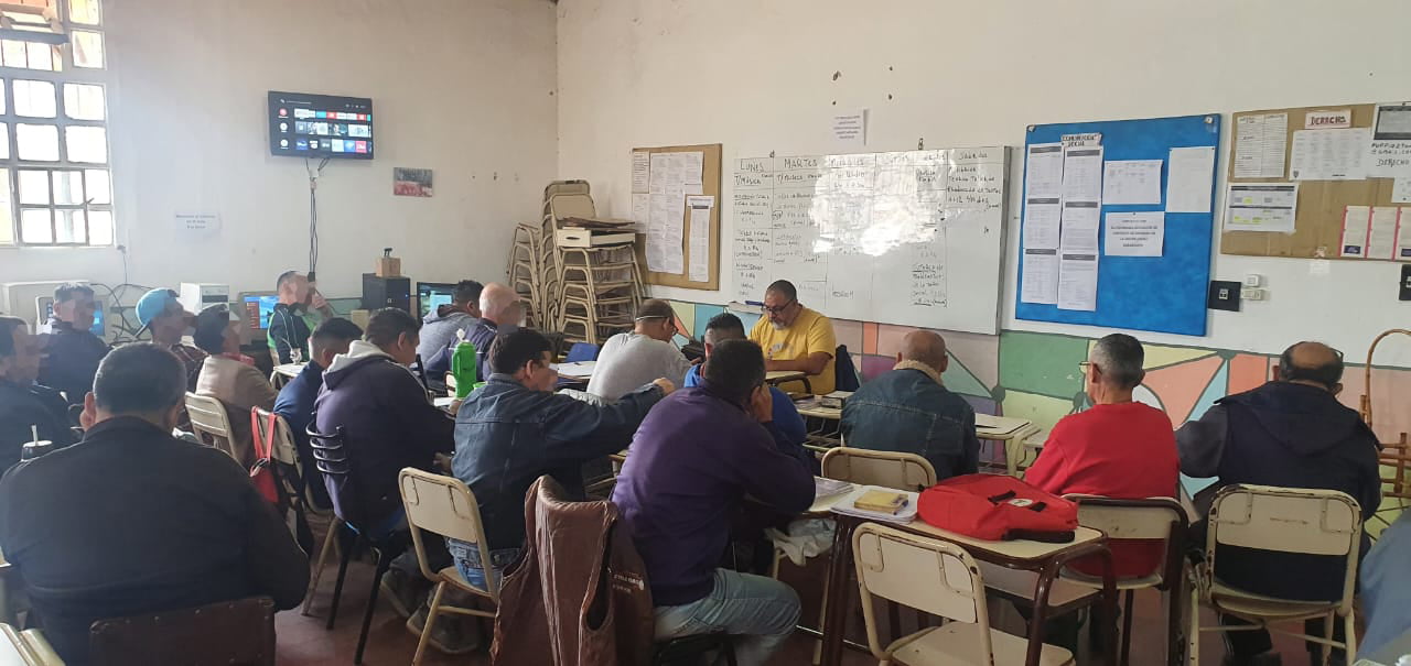 El objetivo del censo es caracterizar a la población estudiantil de la Universidad Nacional del Centro de la Provincia de Buenos Aires (UNICEN), tanto estudiantes de grado como participantes de talleres de extensión, en las unidades penales de los complejos Centro Norte y Centro Sur del Servicio Penitenciario Bonaerense (unidades penales 2, 27 y 38, 7 y 52). La propuesta se enmarca en el Proyecto Interdisciplinario Orientado (SECAT – UNICEN) titulado “Relevamiento censal socio demográfico de estudiantes de la UNICEN alojadxs en unidades penales de la Zona Centro del Servicio Penitenciario Bonaerense en el año 2021/22”. El mismo es dirigido por la Dra. Analía Umpiérrez, docente e investigadora de la Facultad de Ciencias Sociales, quien integra el equipo de coordinación del censo junto con la Lic. Erica Lanzini, la Dra. Rosana Sosa y el Prof. Luis Scipioni. Además intervienen investigadores/as y colaboradores/as de FACSO, Arte, Ciencias Humanas y Derecho. El objetivo del relevamiento censal es “proporcionar datos estadísticos actualizados sobre las características demográficas y las condicionantes social, económica, sanitaria y habitacional existentes en las cárceles bonaerenses, que conduzca a ajustar y/o definir la implementación y evaluación de programas, políticas y estrategias de desarrollo humano sostenible de las personas detenidas estudiantes de UNICEN durante y posterior al encierro en las unidades penales de zona centro del Servicio Penitenciario Bonaerense, año 2022”. Desde la coordinación del proyecto se refirió que además se aspira a avanzar en el trabajo con organismos del Estado y organizaciones de derechos humanos en la producción de insumos que incidan en la definición e implementación de políticas y programas socioeducativos en cárceles y mecanismos de acceso a la justicia que se puedan poner en funcionamiento en la instancia jurisdiccional a fin de garantizar aquellos derechos. Se indicó asimismo que resulta relevante indagar además, aspectos normativos y jurisprudenciales que posibilitan o limitan el acceso al trabajo de quienes transitan por estos ámbitos carcelarios. Los objetivos de la propuesta son: