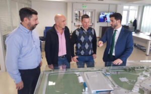 Eduardo Rodríguez junto al