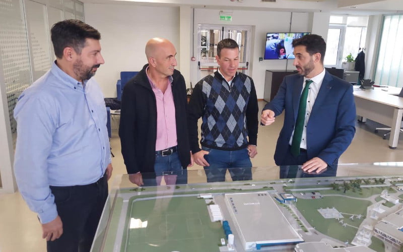 Eduardo Rodríguez junto al