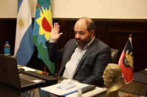 Senadores radicales piden por