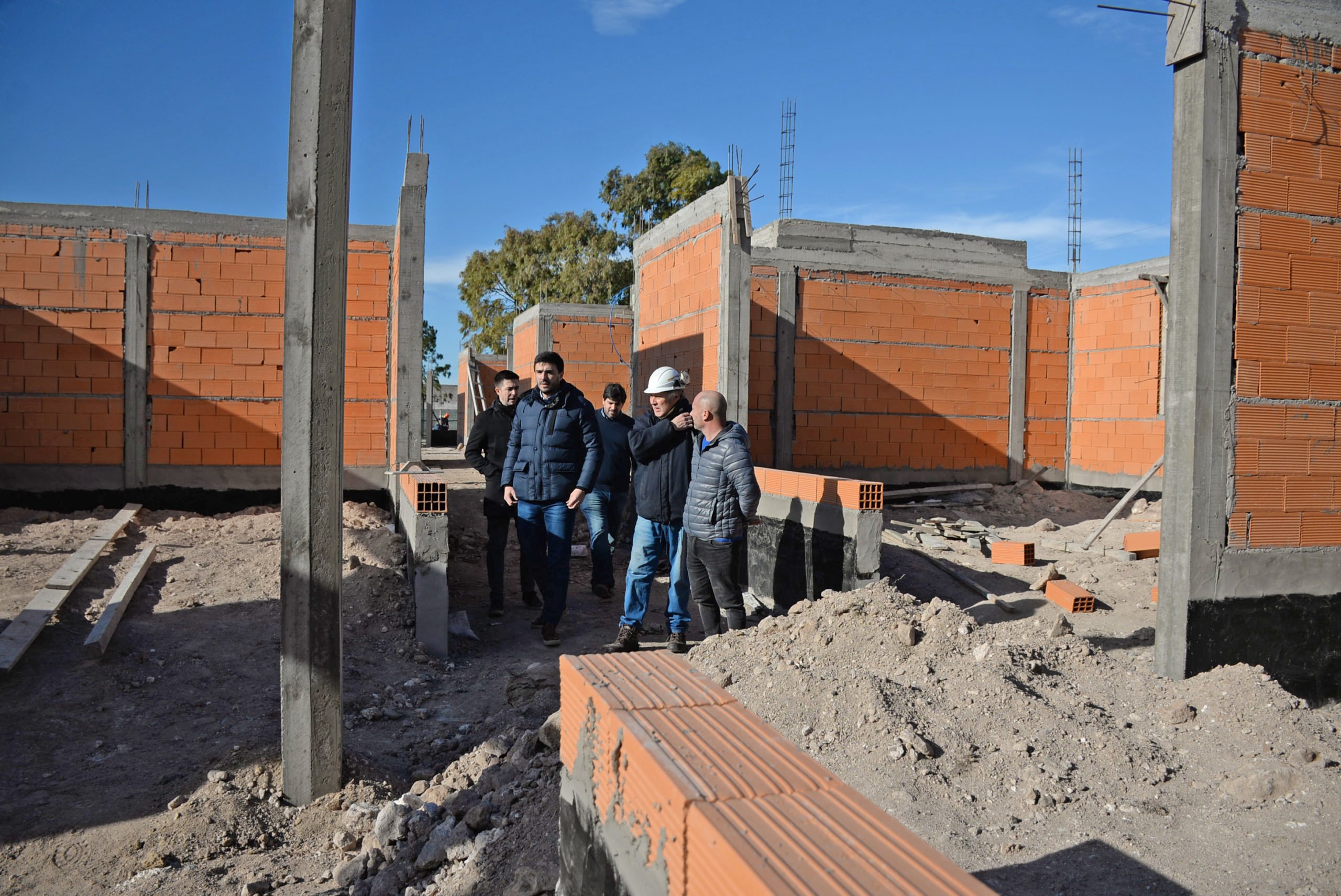 De la recorrida también tomaron parte los secretarios de Mantenimiento y Obras Públicas Julio Ferraro, de Desarrollo Humano y Calidad de Vida Diego Robbiani, y de Gobierno Hilario Galli. El edificio, que tendrá más de 1000 metros cuadrados, presenta un grado de avance cercano al 30%. “Estamos muy conformes con el grado de avance que tiene esta obra, que es representativa para nosotros porque incluye obra pública, educación y deporte, que está íntimamente relacionado con la salud de los olavarrienses”, enfatizó Ezequiel Galli tras la visita al lugar ubicado en el mismo predio donde se encuentra la pista municipal de atletismo. Además, el jefe comunal indicó que “la semana pasada anunciamos la construcción del edificio para la Secundaria N° 22 en el barrio Los Robles, y vamos a seguir por este camino que es el de apostar por la educación. Nuestro compromiso fue, es y será mejorar la calidad educativa de los vecinos y no nos vamos a detener”, concluyó. La obra de la nueva casa del ISFD N° 47 se trata de una inversión de más de 100 millones de pesos y contempla la construcción de ocho aulas, biblioteca, salón de usos múltiples, depósito, sala de máquinas, oficinas administrativas (preceptoría, secretaría, director/a, sala de reuniones, office y sanitarios). En otra área se ubicarán los grupos de sanitarios para la comunidad estudiantil, baños damas, caballeros y para personas con discapacidad, que contará con sector de duchas, depósito y sala de máquinas. Por último, vale recordar que el proyecto fue anunciado por el intendente Ezequiel Galli en el pasado mes de octubre en el Centro Cultural Municipal “San José”, en el marco del 50º Aniversario del Instituto de Educación Física. En tanto, la construcción fue incluida en el Presupuesto 2022, siendo licitada el día 21 de febrero, con la presentación de cuatro empresas, resultando adjudicataria la firma Vigas y Bloques S.R.L.