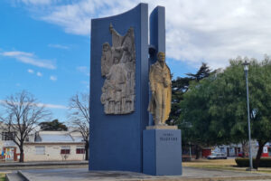 Fue repintado el monumento