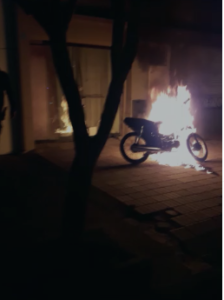 Prendió fuego su moto