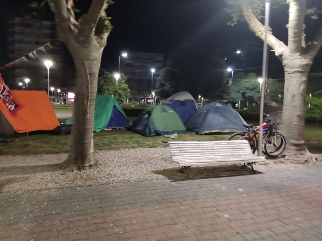 Levantaron el acampe de