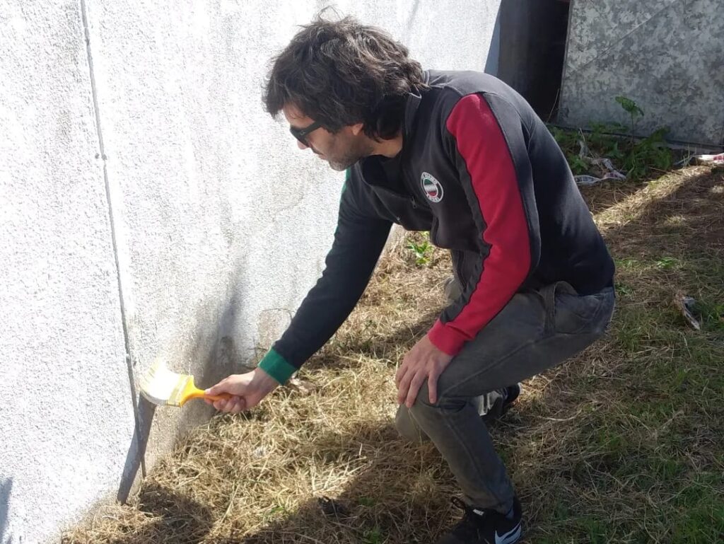 En el día de hoy la agrupación política Proyecto Peronista junto a docentes y estudiantes de la EEST N°1 Dr. Rene Favaloro reacondicionaron el patio del establecimiento.