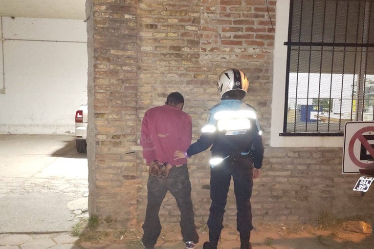 Robó ruedas de una