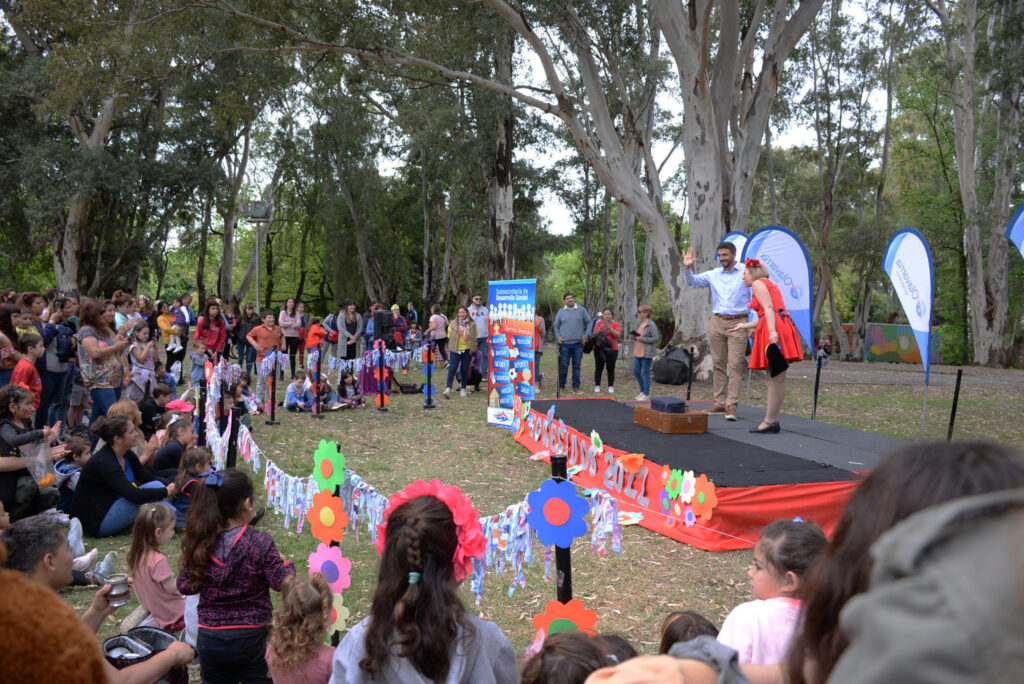 En una colorida fiesta