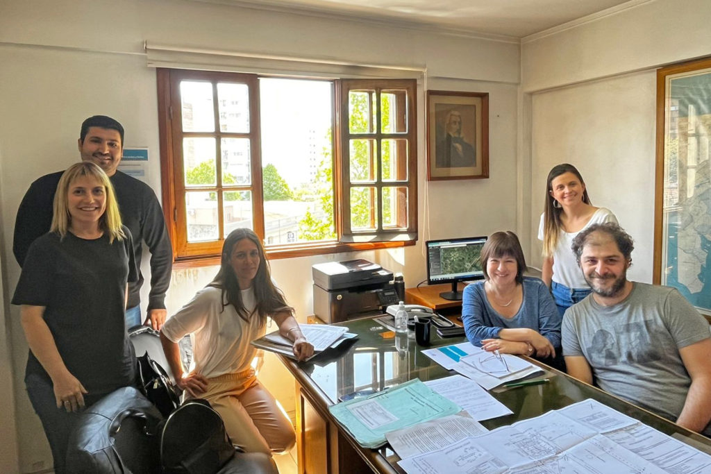 Reunión entre funcionarios municipales